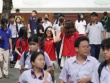 Phụ huynh kéo vali, thuê khách sạn cùng con đi thi lớp 10