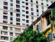 Hình ảnh đối lập giữa chung cư mới và cũ ở Hà Nội