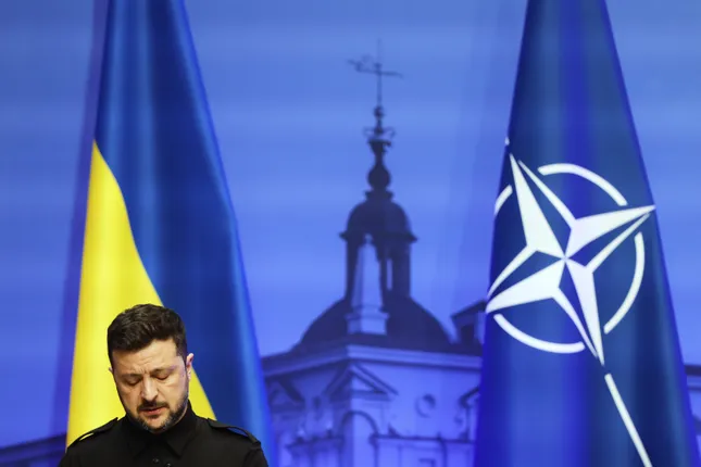 Tổng thống Volodymir Zelensky phát biểu tại cuộc họp báo bên lề hội nghị NATO tại Lithuania ngày 2/6. (Ảnh: AP)