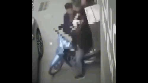 Hình ảnh sự việc ghi lại từ camera an ninh. Ảnh cắt từ clip