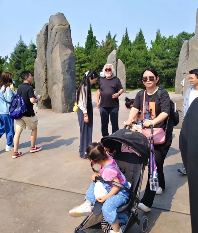 Gia đình ông Trương Kỷ Trung đi chơi hồi tháng 5. Ảnh: Weibo