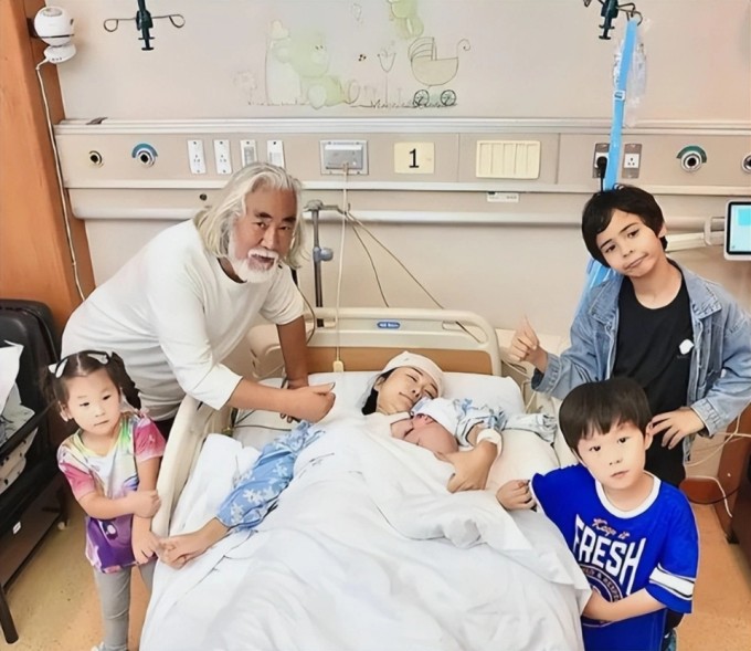 Đạo diễn Trương Kỷ Trung bên vợ trong ngày cô sinh con thứ 4, năm 2024. Ảnh: Weibo