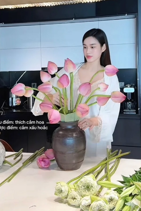 Hoa hậu Đỗ Thị Hà khiến khán giả chú ý khi đeo nhẫn kim cương.
