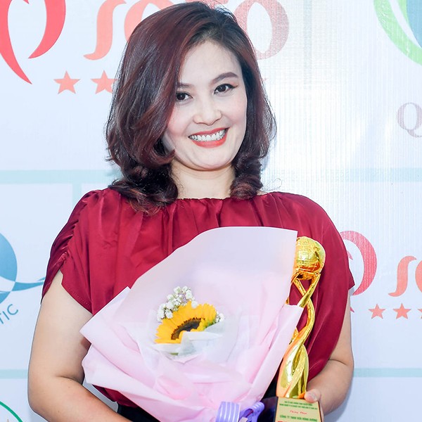Năm 1997, Hoa Thúy tốt nghiệp và gia nhập Đoàn Chèo Hà Nội. Cũng trong năm 1997, chị được đạo diễn Vũ Châu mời đóng vai chính trong "Duyên nghiệp".
