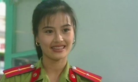 Sau khi phim "Cảnh sát hình sự" phát sóng Hoa Thúy trở thành người nổi tiếng, đến nỗi mỗi ngày nhận 20 lá thư tay từ người hâm mộ. Lúc đó, đang nuôi con nhỏ, cũng rảnh rỗi nên nữ diễn viên thường viết thư phản hồi lại. Nhưng đến một lúc nhận nhiều thư quá, không đủ sức để hồi âm.