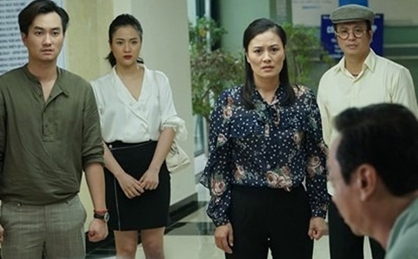 Hoa Thúy có nhiều thời gian ngắt quãng đóng phim do tập trung chăm lo cho gia đình. Tuy nhiên, mỗi khi xuất hiện trở lại đều gây chú ý tới khán giả bởi lối diễn xuất nhẹ nhàng, đầy kinh nghiệm, khác hẳn cô chiến sĩ công an cương quyết trong "Cảnh sát hình sự".
