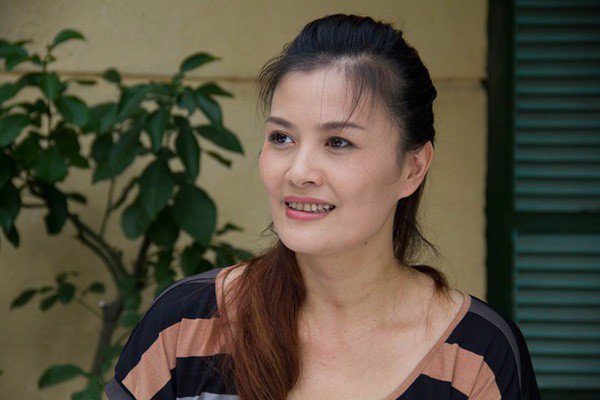 Sau nhiều năm cống hiến cho điện ảnh và sân khấu kịch, năm 2019, diễn viên Hoa Thúy được Nhà nước trao tặng danh hiệu NSƯT.