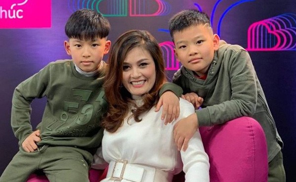 Nếu cuộc hôn nhân đầu tiên với Tùng Dương khá ồn ào thì Hoa Thúy đến với người chồng thứ 2 trong lặng lẽ. Chồng thứ 2 của Hoa Thúy là một doanh nhân Việt kiều, hơn chị 18 tuổi. Cặp đôi chuẩn bị kết hôn cũng vào thời điểm Hoa Thúy đang quay bộ phim "Bi, đừng sợ". Đến năm 2020, Hoa Thúy công khai chuyện chị và chồng thứ 2 đã ly hôn.