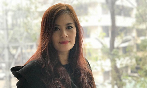 Đã gần 3 thập kỷ, kể từ vai diễn nữ cảnh sát để đời ấy, nữ diễn viên đã đi qua những thăng trầm, trắc trở với hai lần hôn nhân đổ vỡ. NSƯT Hoa Thúy của hiện tại là một người phụ nữ độc lập, mạnh mẽ và tự tin với vai trò giám đốc một công ty.