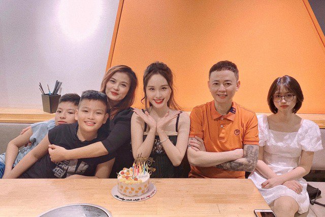 Hiện tại, Hoa Thúy và Tùng Dương dù đã ly hôn đã lâu nhưng vẫn coi nhau như những người bạn thân thiết. Thiên Nga (ở giữa), cô con gái xinh đẹp của diễn viên Tùng Dương - Hoa Thuý cũng đã đến tuổi trường thành, luôn tôn trọng và ủng hộ bố mẹ có những con đường riêng.