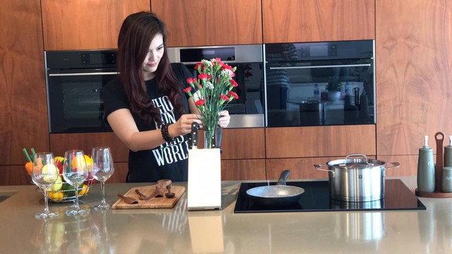 Ngoài kinh doanh, NSƯT Hoa Thúy vẫn tham gia diễn các bộ phim nếu nhận thấy kịch bản phù hợp với nhân vật, thời gian sắp xếp công việc.