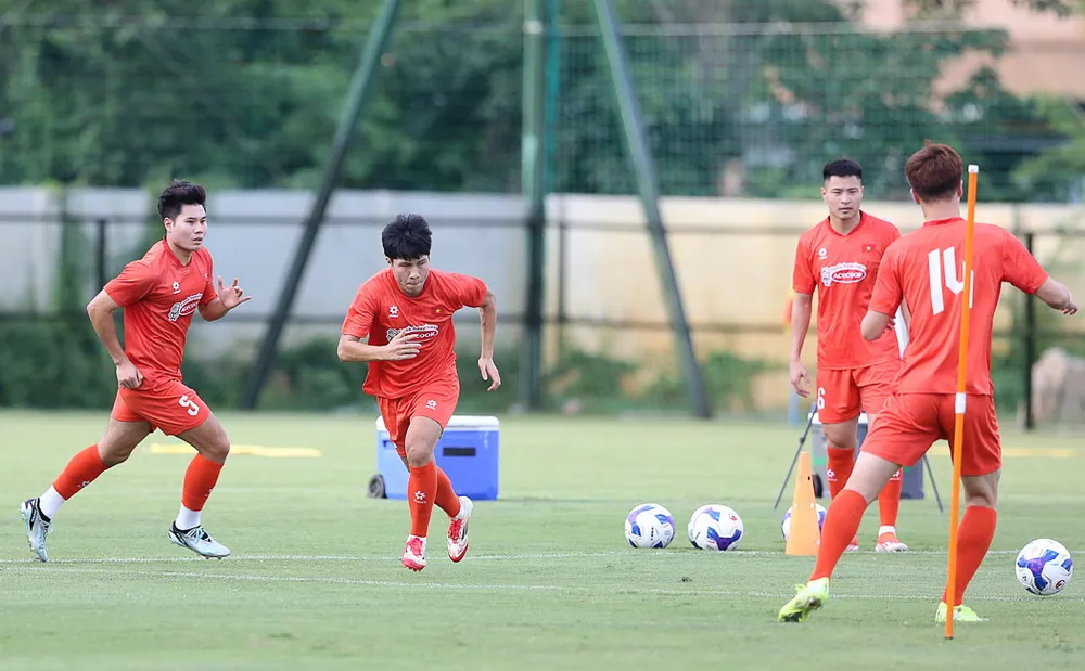 Văn Vĩ cùng một hàng thủ vững chắc là ưu tiên hàng đầu của HLV Kim Sang-sik cho cuộc chiến trên đất Malaysia. Ảnh: VFF.