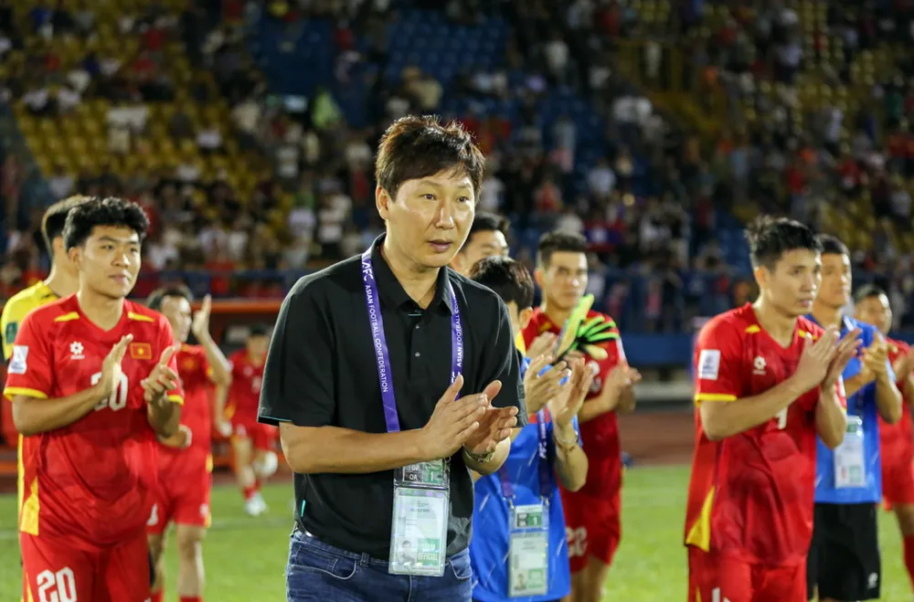 Ông thầy người Hàn Quốc có trải nghiệm quý ở sân Bukit Jalil khi nắm tuyển ASEAN All-Stars đánh bại MU. Ảnh: VFF.