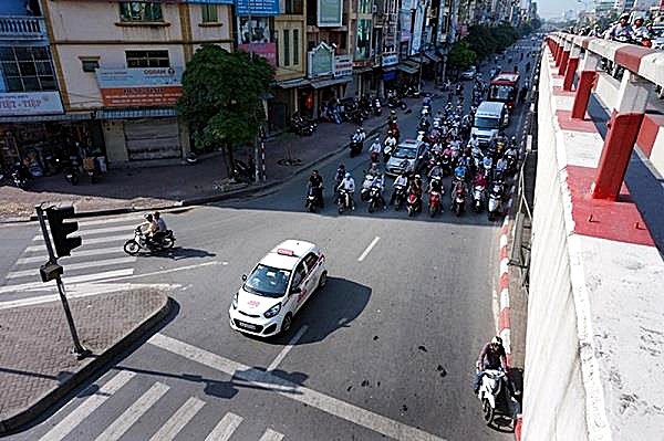 Nắng nóng gay gắt, người dân dừng đèn đỏ kiểu 'núp' bóng râm, việc này có thể gây nguy hiểm và khiến tài xế bị xử phạt.