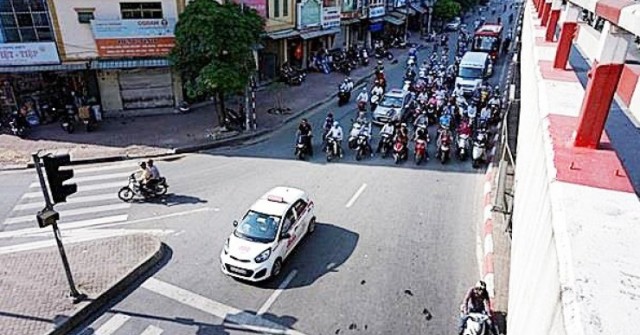 CSGT Hà Nội nói gì khi người dân "núp" bóng râm...