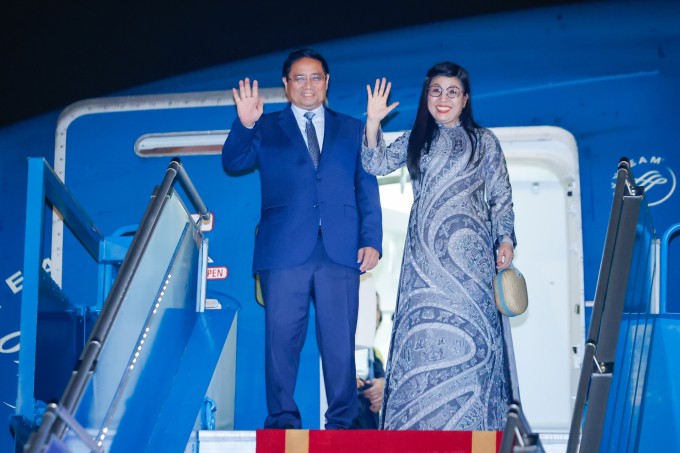 Thủ tướng Phạm Minh Chính và phu nhân tại sân bay Nội Bài ngày 5/6. Ảnh: VGP
