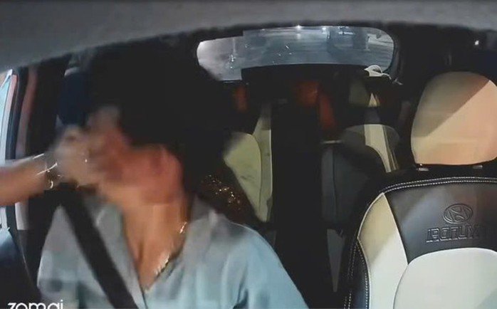 Lái xe bị nhân viên thu phí trên quốc lộ 5 tát vào mặt (ảnh cắt từ clip)
