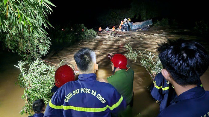 Cảnh sát tiếp cận hiện trường, ứng cứu 4 người bị mắc kẹt trên thùng xe ben giữa dòng nước lũ.