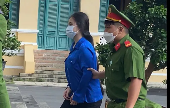 Dẫn giải bị cáo trong vụ án Hoài DJ vào phòng xử án. Ảnh: Tân Châu