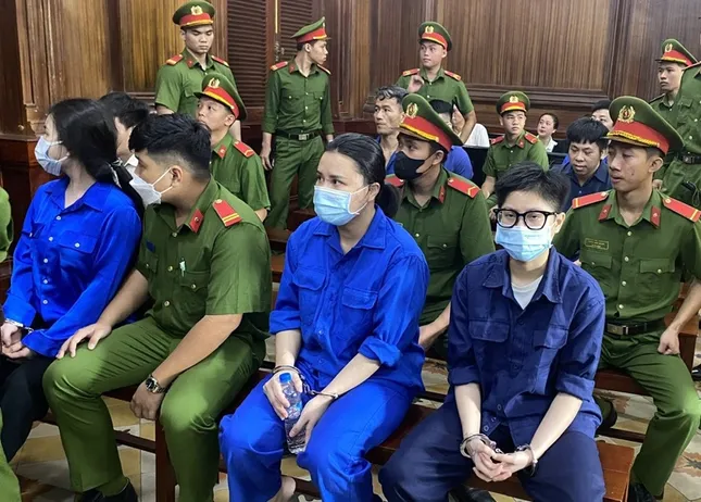 Các bị cáo trong vụ Hoài DJ tại phiên tòa sáng 5/6. Ảnh: Tân Châu.