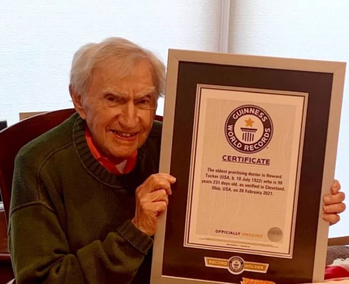 Bác sĩ Tucker khi nhận Kỷ lục Guinness cho bác sĩ hành nghề lâu nhất thế giới năm 2022. Ảnh: Instagram Dr Howard Tucker