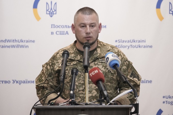 Phó chánh Văn phòng Tổng thống Ukraine họp báo tại đại sứ quán Ukraine ở Mỹ ngày 4/6. Ảnh: AFP
