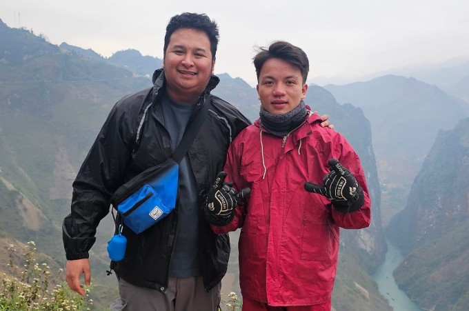 Cedrick (trái) chụp ảnh cùng Thân. Ảnh: NVCC