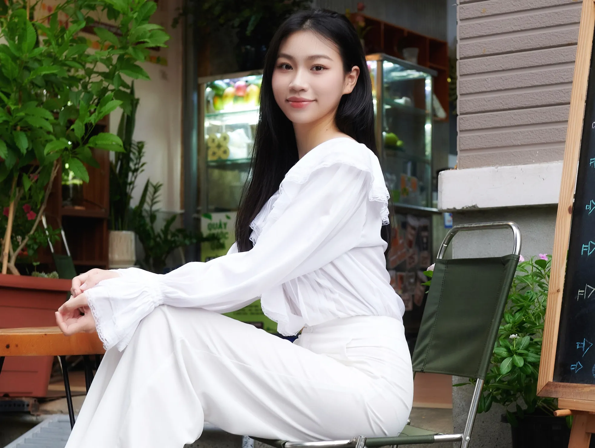 "Tôi từng bị bạn bè trêu chọc vì chiều cao, làn da bánh mật ở tuổi dậy thì. Lúc đó, tôi khá tự ti. Sau này khi rèn được bản lĩnh và sự tự tin, tôi biết mình đẹp", Huyền Cơ kể. Cô đam mê nghệ thuật từ nhỏ. Ngày bé, Huyền Cơ thường về quê với ông bà, làm quen việc đồng áng, chăn trâu, bắt cá. Cô nói vì quá đam mê trở thành người mẫu nên tập catwalk ngoài ruộng.