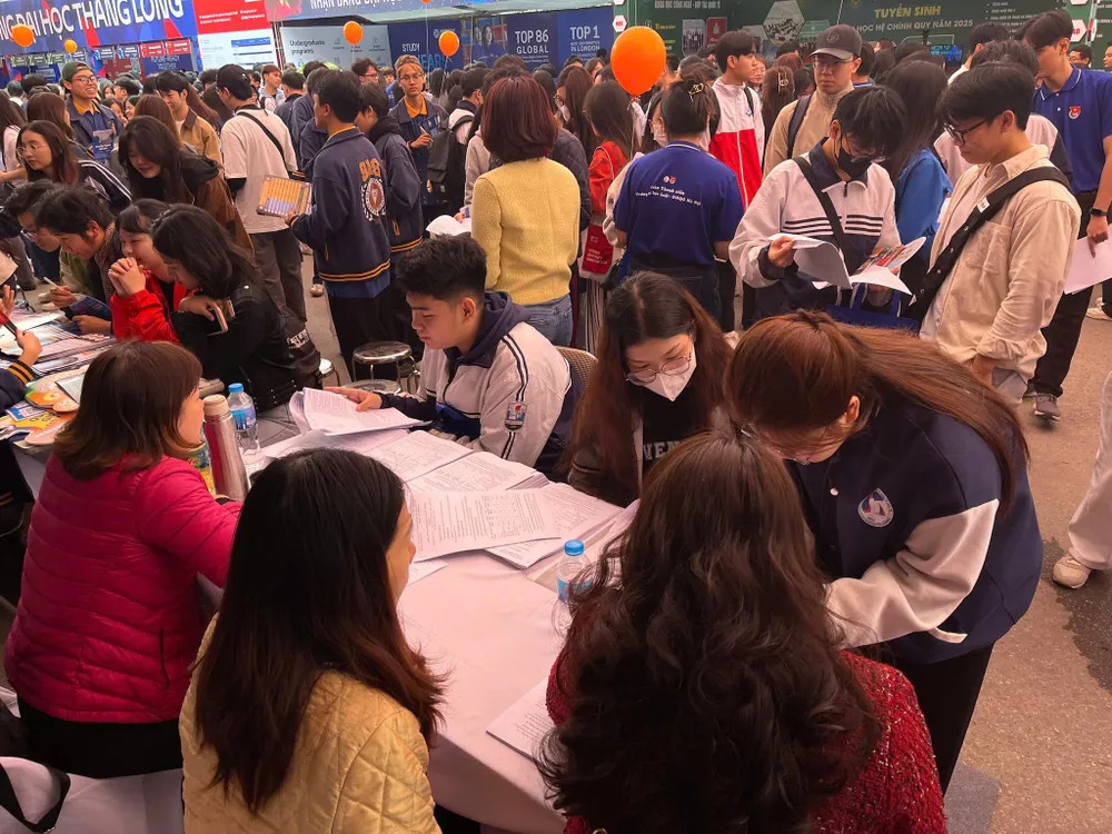 Thí sinh tìm hiểu thông tin tuyển sinh năm 2025 vào Trường ĐH Luật (ĐH Quốc gia Hà Nội). Ảnh: FBT