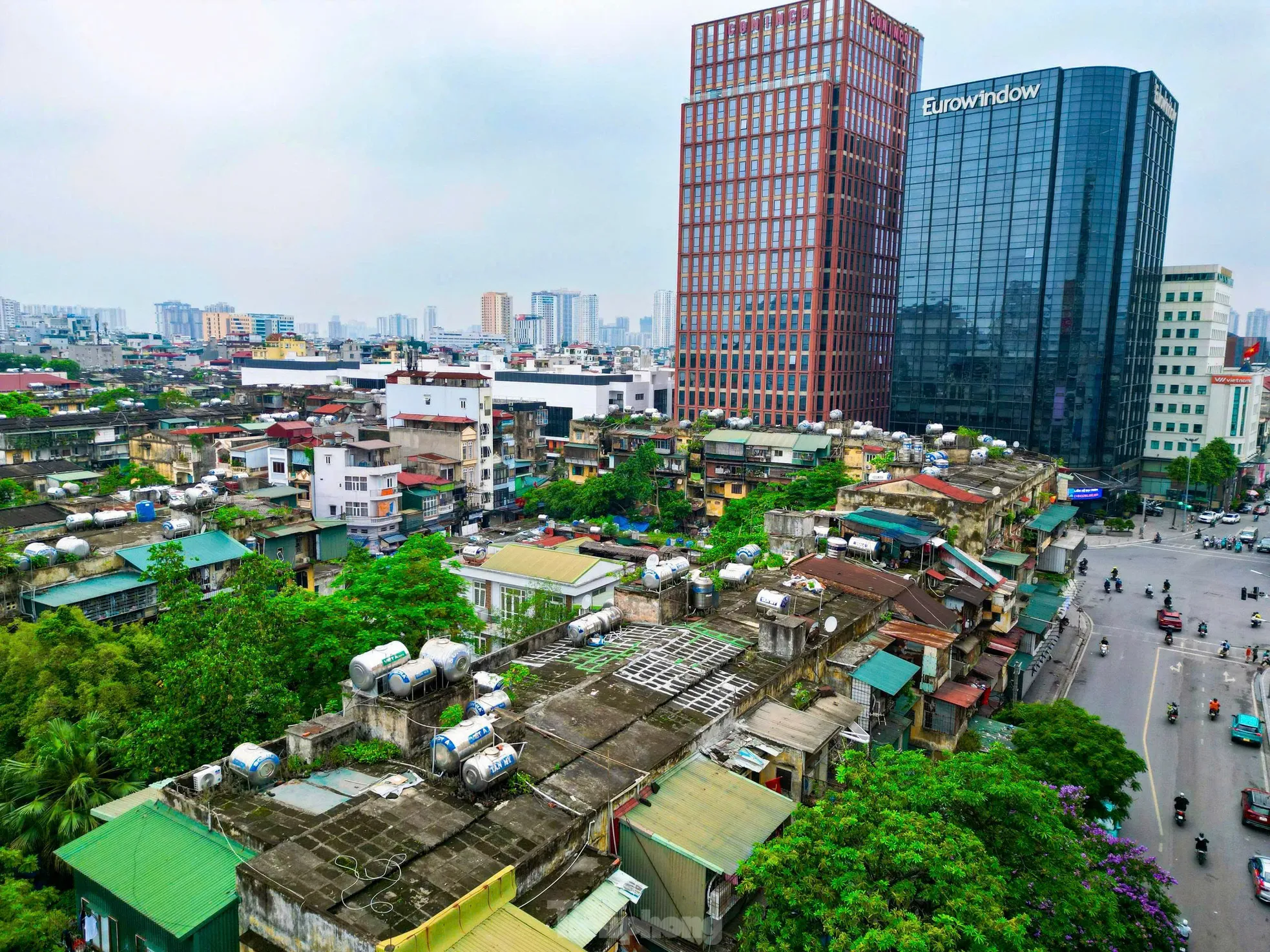 Một bên là nhịp sống tiện nghi, tiện ích với bảo vệ 24/7, thang máy... bên kia là hành lang chung, cầu thang sắt rỉ sét, những chuồng cọp cơi nới thêm không gian...