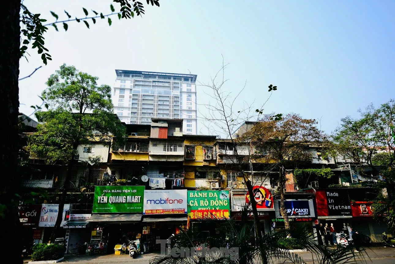 Nhìn từ phía ngoài, các nhà hàng, cửa hiệu khang trang và hiện đại đã che đi những hành lang bộ cũ kỹ, nhỏ hẹp và tối tăm.