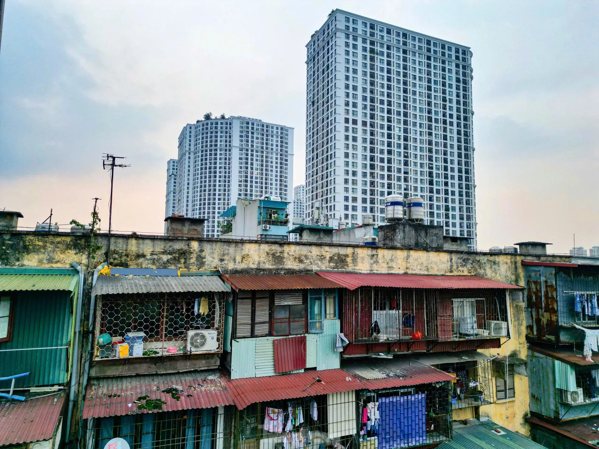 Sự đối lập ấy là hai “hơi thở” cuộc sống khác nhau của Thủ đô đang chuyển mình từng ngày.