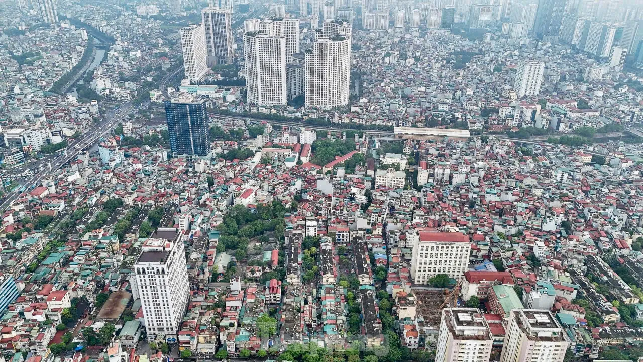 Giữa lòng Hà Nội hiện đại với những tòa nhà cao tầng hiện đại, những khu chung cư cũ kỹ vẫn lặng lẽ tồn tại như dấu ấn thời gian.