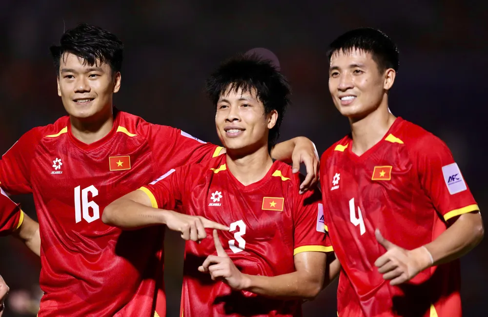 HLV Kim Sang-sik ưu tiên những gương mặt giàu kinh nghiệm từng vượt qua sức ép lớn ở chung kết lượt về AFF Cup 2024 tại Thái Lan. Ảnh: ANH PHƯƠNG.
