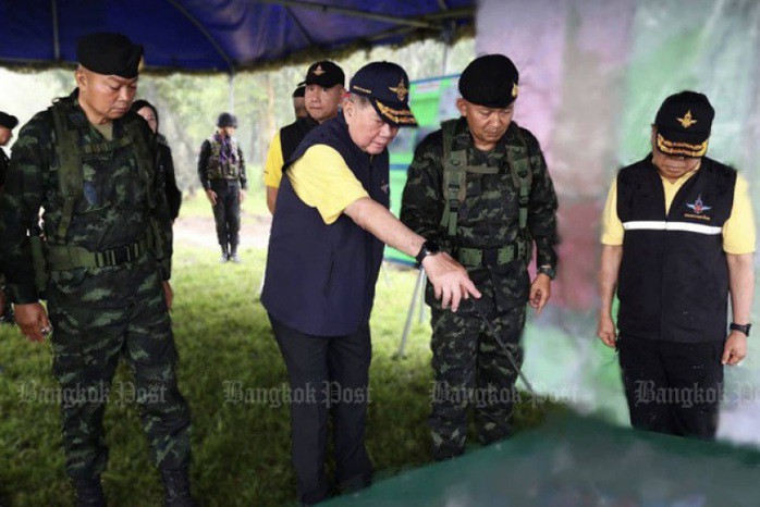 Bộ trưởng Quốc phòng Thái Lan Phumtham Wechayachai đến thăm khu vực biên giới ở huyện Nam Yuen, tỉnh Ubon Ratchathani, Đông Bắc Thái Lan vào ngày 4-6. Ảnh: Tài khoản Facebook của Quân khu 2/Bangkok Post