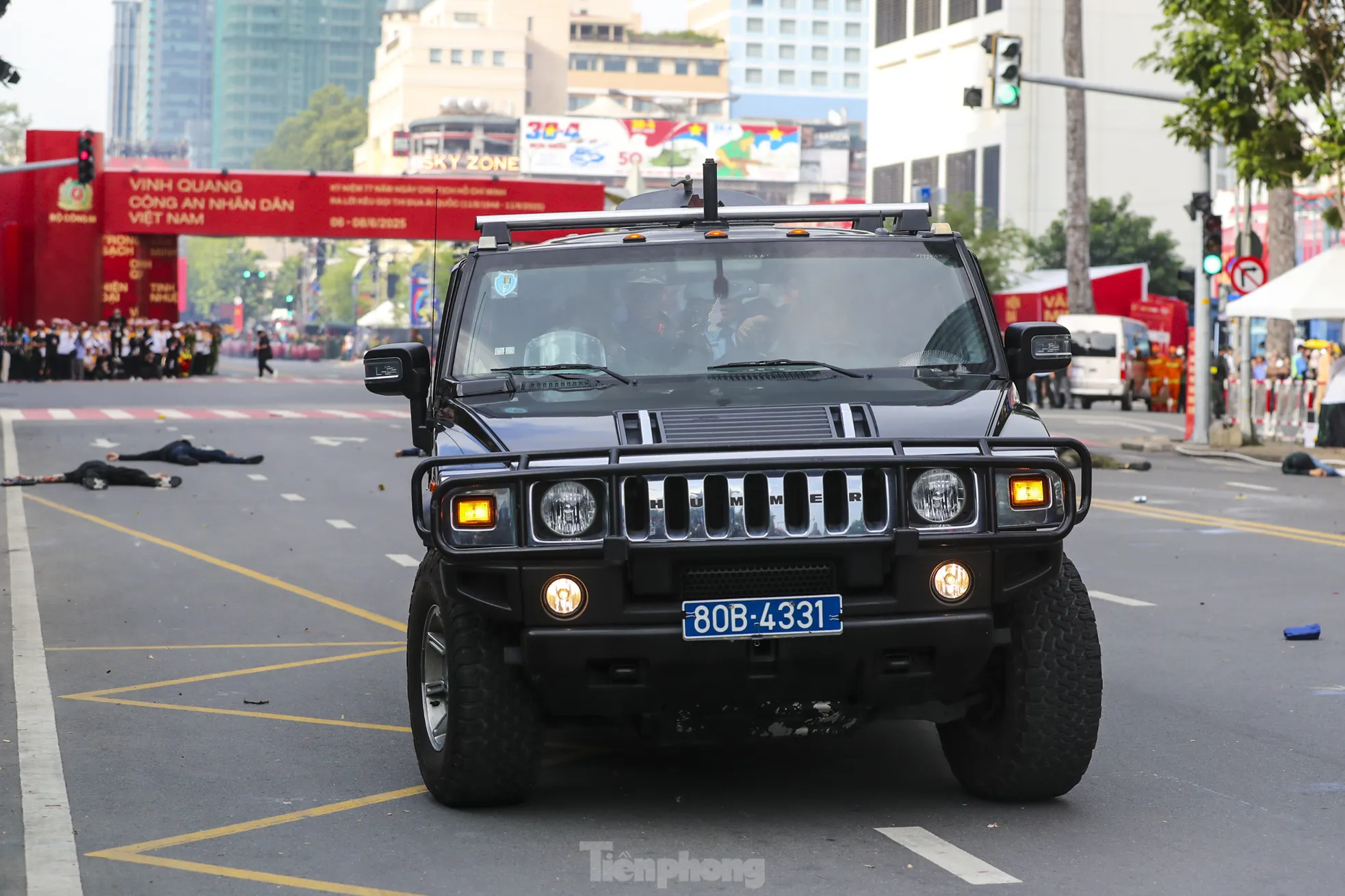 Lực lượng cảnh vệ với các loại xe, vũ khí chuyên dụng trong buổi diễn tập bảo vệ nguyên thủ và tiêu diệt các nhóm khủng bố.