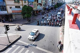 CSGT Hà Nội nói gì khi người dân ' núp ' bóng râm dừng đèn đỏ?