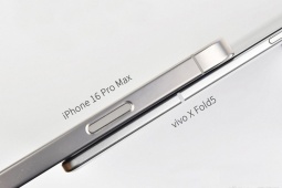 Vivo X Fold 5 khoe thiết kế siêu mỏng, đọ dáng cùng iPhone 16 Pro Max