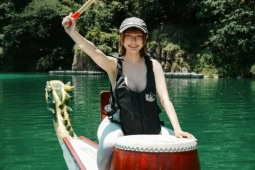 Hot girl gây sốt tại lễ hội đua thuyền, danh tính quen thuộc