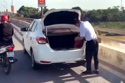 Một người bị phạt 13,5 triệu đồng,bị tạm giữ ô tô vì đỗ xe trên cầu xả rác xuống sông
