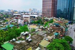 Hình ảnh đối lập giữa chung cư mới và cũ ở Hà Nội
