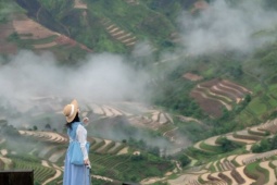 Địa điểm  trốn nóng  xanh mướt, ngắm mây vờn thung lũng, cách Hà Nội 250km