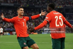 Ronaldo ghi bàn 937, bị fan cuồng  " tấn công "  trong ngày lập kỷ lục Nations League