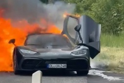 Xe triệu USD Mercedes-AMG One bốc cháy không lý do