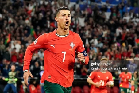 Bồ Đào Nha vào chung kết: Ronaldo ghi bàn tranh cãi, fan ca ngợi hay hơn 99% tiền đạo