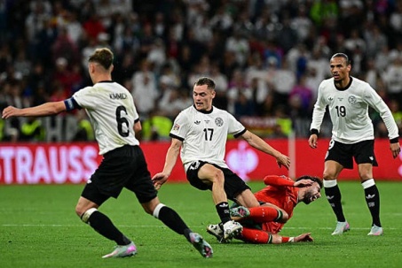 Bồ Đào Nha hạ Đức: Fernandes xô xát nảy lửa với Wirtz, chờ đụng độ ở Ngoại hạng Anh