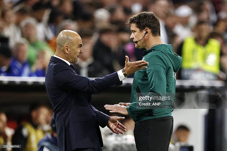 HLV Martinez giận dữ khi trọng tài công nhận bàn thắng cho ĐT Đức