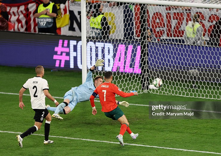 Ronaldo tiếp tục ghi bàn giúp Bồ Đào Nha tiến vào chơi trận chung kết UEFA Nations League