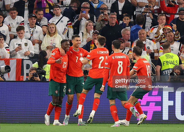 Ronaldo ăn mừng bàn thắng cùng các đồng đội