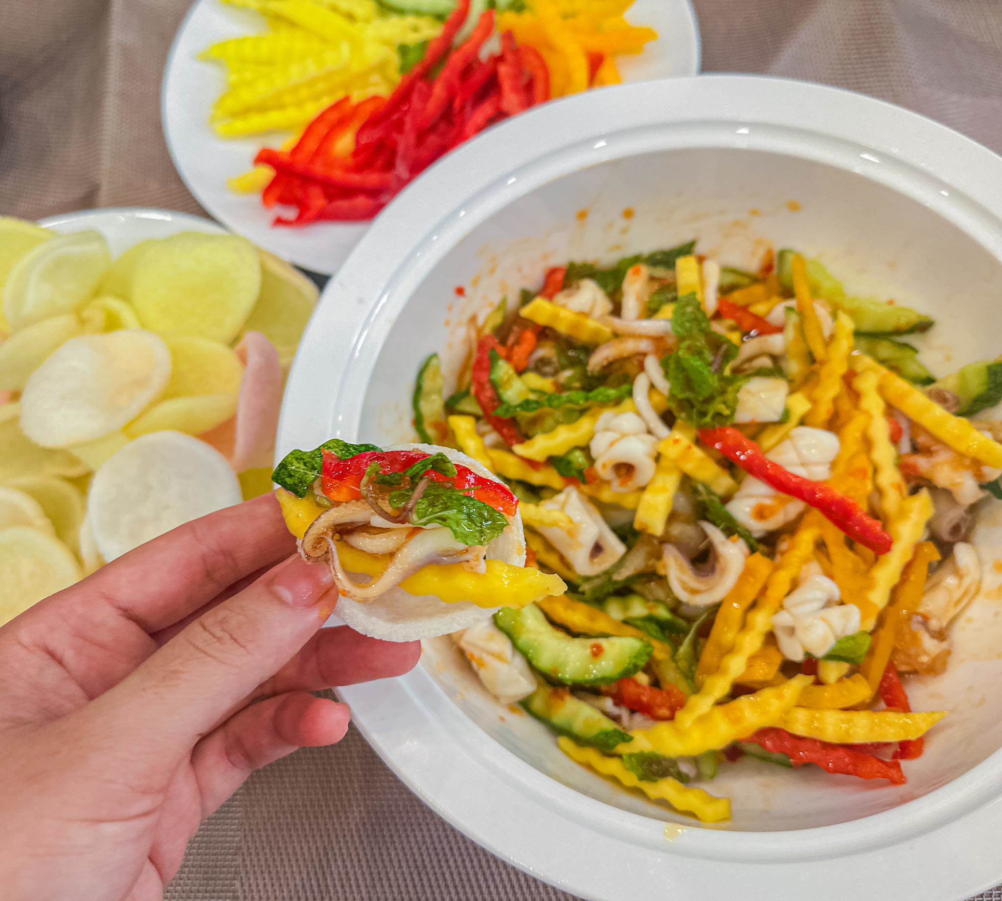 Món gỏi mực&nbsp;ăn kèm cùng với phồng tôm rất ngon.